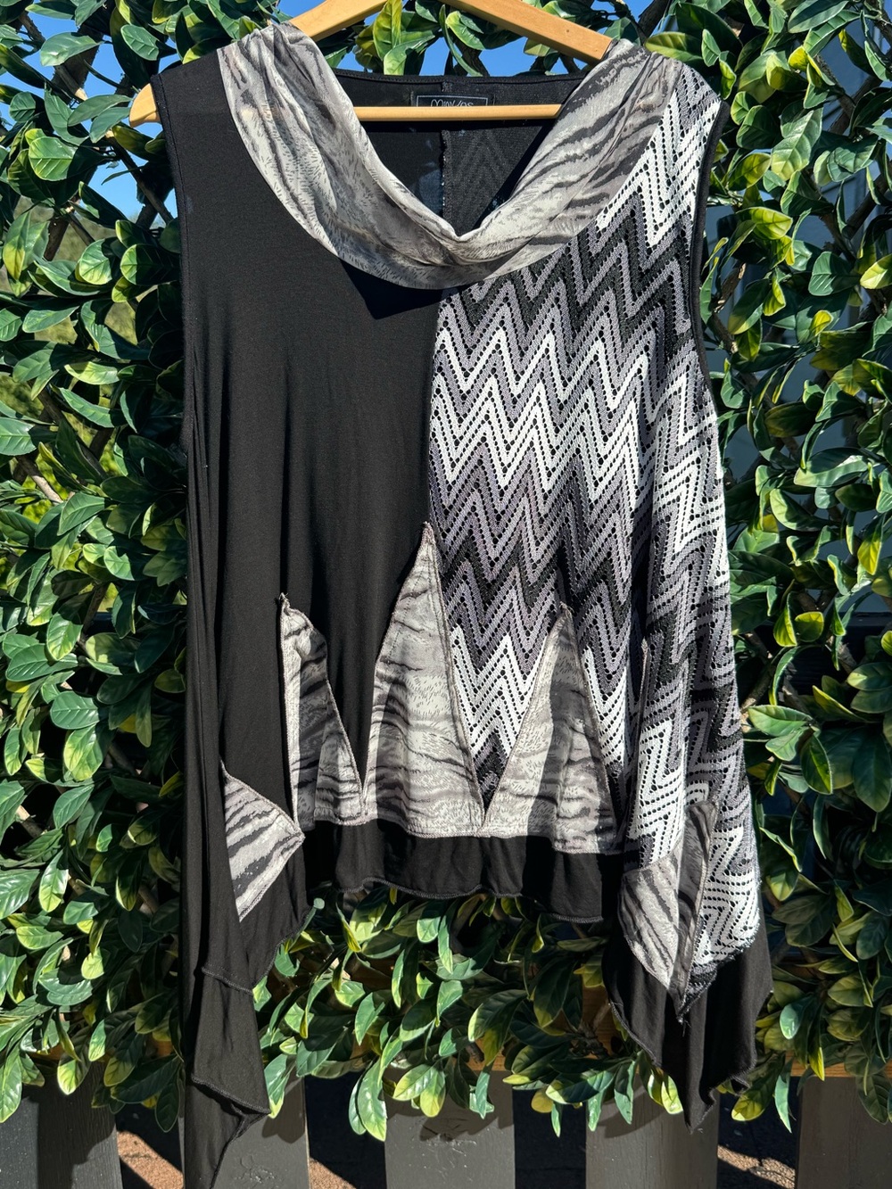 Minkas Women’s Black & Gray Patterned Long Sleeve Sweater Top
